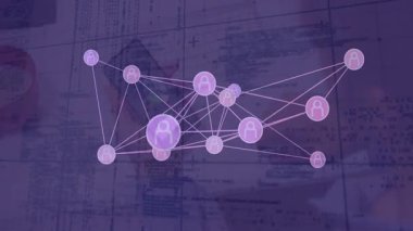 Çalışma alanında veri işleniyor ve ofis belgeleri ve klavye üzerinden ağ bağlanıyor. Teknoloji, bilişim, bağlantı, iletişim, üretkenlik, bilgi