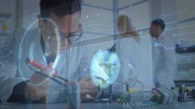 Laboratuvarda, bilim adamı beyin taramasının animasyonuyla elektronik üzerinde çalışıyor. Bilim, teknoloji, yenilik, araştırma, deney, dijital