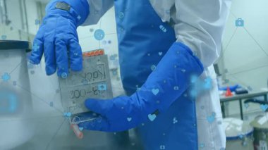 Numunelerle ilgilenen, laboratuvar önlüklü, dijital animasyon kaplamalı bilim adamı. Bilim, laboratuvar, araştırma, yenilik, teknoloji, biyoteknoloji