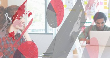 Meslektaşı tablete odaklanırken, kulaklık takan gülümseyen kadın dizüstü bilgisayarla çalışıyor. Ofis, teknoloji, işbirliği, takım çalışması, dijital, üretkenlik