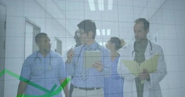 Hasta verilerini, hastane koridorunda mali grafikleri örtüşen doktorları tartışıyoruz. Sağlık, profesyoneller, teknoloji, analitik, takım çalışması, işbirliği