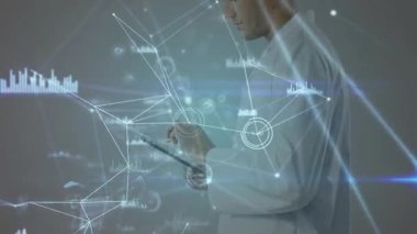 Tablet kullanarak, okuldaki dijital ağ ve verilerin animasyonunu izleyen bir adam. Teknoloji, yenilik, eğitim, bağlantı, bilgi