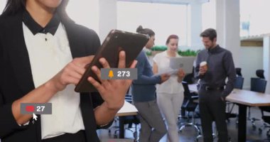 Ofiste, iş kadını sosyal medya bildirimleri içeren akıllı telefon kullanıyor. Teknoloji, iletişim, bağlantılar, kurumsal, ağ oluşturma, dijital