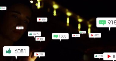 Işıklı loş arkaplanda süzülen sosyal medya simgelerinin canlandırılması. Sosyal ağ, dijital, teknoloji, bağlantı, internet, iletişim