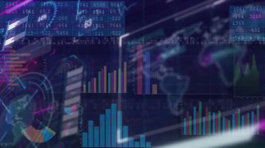Finansal veri ve grafikler dijital dünya haritası ve animasyon grafikleriyle örtüşüyor. Maliye, analitik, küresel, ekonomi, istatistik, ticaret