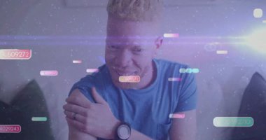 Yüzen dijital sayılar ve veri örtüsü, canlandırma efektleriyle gülümseyen kişi. Teknoloji, yenilik, sanal, artırılmış gerçeklik, fütüristik, soyut