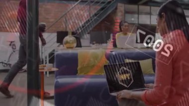 Ofiste, animasyon ve NFT dijital grafikleriyle çalışan insanlar örtüşüyor. Teknoloji, yaratıcılık, yenilik, dijital sanat, engelleme zinciri, metaevren