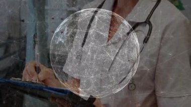 Hastanedeki doktor üzerinden bağlantılar ve veri işleme animasyonu ağı. Teknoloji, sağlık, dijital, yenilik, tıbbi, bağlantı