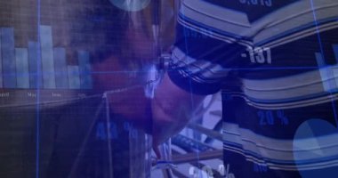 Veri tablolarını ve grafikleri analiz etmek, okul ortamında işbirliği yapan insanlar. İşbirliği, takım çalışması, eğitim, analiz, istatistik, öğrenciler