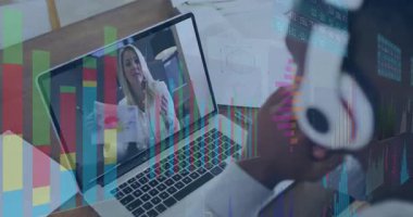 Ofiste, finansal veri tablolarının animasyonuyla görüntülü görüşme yapan bir iş kadını. teknoloji, iletişim, finans, konferans, analitik, sanal toplantı