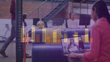 Finansal tablet kullanarak üst üste binen iş kadını modern ofiste. technology, data, analysis, finans, corporate, digital