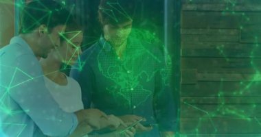 Dijital ağı ve dünya haritası olan akıllı telefonları kullanan insanlar animasyonu örtüyor. Teknoloji, bağlantı, iletişim, internet, küresel, yenilik