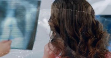 Röntgen inceleniyor, hasta ile tıbbi uzman, dijital animasyon verileri örtüyor. Sağlık, teşhis, radyoloji, teknoloji, yenilik, tedavi