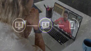 Bilgisayarda video konferansı, dijital bağlantı simgelerini canlandıran kişi. Uzaktan çalışma, sanal toplantı, teknoloji, çevrimiçi, iletişim, telgraf