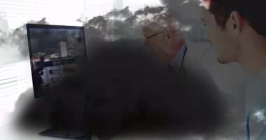 Yaşlı adam kara bulut animasyonu ile bilgisayar ekranını işaret ediyor. Teknoloji, son sınıf, dijital, bulutlu, internet, gezinme