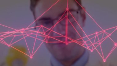 Gözlüklü, pembe ağ bağlantıları olan bir adam animasyonla örtüşüyor. Teknoloji, yenilik, dijital, telekomünikasyon, sanal, geleceksel