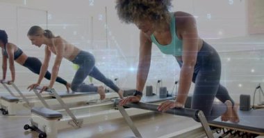 Reformcular üzerinde egzersiz yapan, spor salonundaki kadınlar ve animasyon verileri örtüşüyor. Pilates, egzersiz, spor, sağlık, teknoloji, eğitim