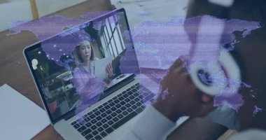 Ana ofiste küresel ağ animasyonuyla sanal toplantı gösteren bir dizüstü bilgisayar. Teknoloji, telekonferans, bağlantı, uzaktan çalışma, dijital iletişim, ağ