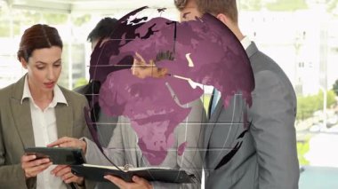 İş adamları ofis ortamında dijital dünya animasyonunu tartışıyor. teknoloji, takım çalışması, işbirliği, yenilik, strateji