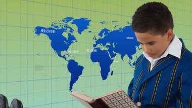 Okulda, üniformalı bir çocuk dünya haritası ve koordinatlarıyla kitap okuyor. Eğitim, öğrenim, coğrafya, öğrenme, akademi, keşif