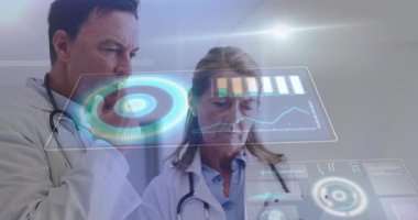 Doktorlar klinik ortamdaki fütüristik tıbbi verilerin animasyonunu analiz ediyorlar. Sağlık, teknoloji, tanı, yenilik, dijital, analiz