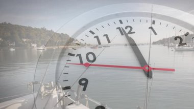 Saat, sakin limanı teknelerle ve uzak tepelerin animasyonlarıyla kaplıyor. zaman, sükunet, denizcilik