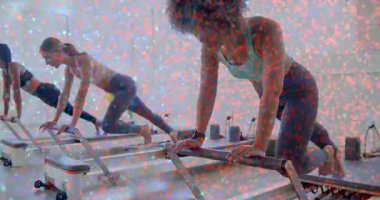 DNA dizisi animasyon kaplamalı yenilikçi makineler üzerinde çalışan kadınlar. Fitness, pilates, sağlık, egzersiz, teknoloji, biyomekanik