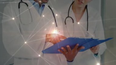 Tıbbi verileri, şebeke bağlantıları olan doktorların hastane ofisindeki animasyonlarını tartışıyorlar. Sağlık, teknoloji, yenilik, iletişim, işbirliği, profesyoneller