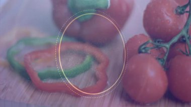 Taze domates ve dilimlenmiş biberler dairesel animasyon kaplamalı kesilmiş tahta üzerinde. Sebze, yemek, mutfak, sağlıklı, organik, yiyecek.