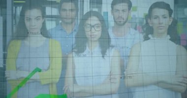 Ekonomik grafik animasyonları imajlarını gizleyen bir iş adamı. Takım çalışması, şirket, finans, işbirliği, analitik, strateji