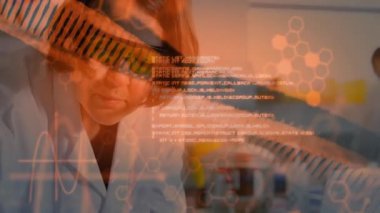 Laboratuvarda DNA ve veri ile çalışan gözlük takan bilim adamları animasyonu örtüyor. laboratuvar, deney, araştırma, teknoloji, genetik, yenilik