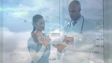 Hasta verileri tartışılıyor, doktorlar dijital ağ kaplamalı tablet kullanıyorlar. Sağlık, teknoloji, yenilik, ağ, tıbbi, araştırma