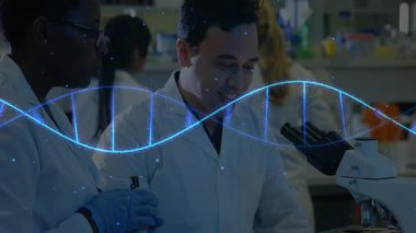 Laboratuvar önlüklü bilim adamları DNA iplikçikli mikroskobu inceliyor. Bilim, araştırma, laboratuvar, biyoteknoloji, genetik, sağlık