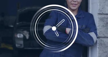 Mavi üniformalı tamirci atölyede saat animasyonuyla gülümsüyor. onarım, bakım, mühendislik, otomotiv, servis