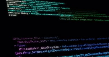 Dijital ekran ekranında programlama betiğiyle örtüşen ikili kod animasyonu. Teknoloji, veri, fütürist, kodlama, siber güvenlik, yazılım