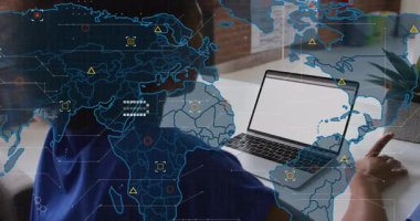 Dünya haritası ve veri işleme animasyonu masadaki bilgisayar kullanan kişi üzerinde. Teknoloji, analitik, küreselleşme, dijital, yenilik, bağlantı