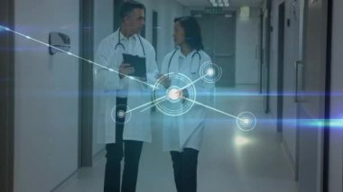 Hasta verilerini, şebeke bağlantıları olan doktorların hastanedeki animasyonlarını tartışıyorlar. Sağlık, teknoloji, yenilik, tıbbi, veri analizi, iletişim