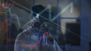 VR kulaklık takan, okul ortamında dijital ağ animasyonu yapan biri. Teknoloji, sanal gerçeklik, eğitim, sürükleyici, yenilik, etkileşimli