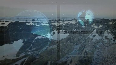 Kayalık kıyı manzarası üzerinde küresel ve radar animasyonlarıyla dijital arayüz. Teknoloji, küresel, fütüristik, ağ oluşturma, kaplama, yenilik