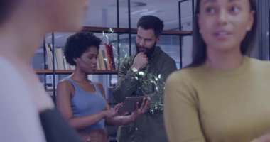 Ofiste, meslektaşlar bilgisayar ekranında dijital e-posta ikonunun animasyonunu tartışıyor. İşbirliği, beyin fırtınası, yaratıcılık, yenilik, iletişim, teknoloji