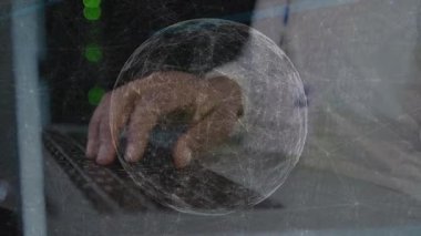 Eller dizüstü bilgisayarın klavyesinde dijital dünya ağı ile animasyonu örtüyor. Teknoloji, ağ, iletişim, internet, çevrimiçi, yenilik