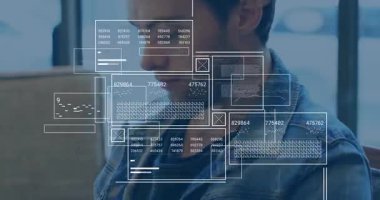 Okulda, sınıfta akıllı telefon kullanarak çocuğu kaplayan dijital verilerin animasyonu. Eğitim, teknoloji, öğrenme, fütüristik, yenilik, bağlantı