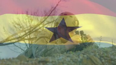 Dürbün kullanarak, Gana bayrağı animasyon kaplamalı miğferli kişi. Keşif, macera, seyahat, vatanseverlik, ulusal kimlik, gözlem