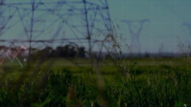 Elektrik direkleri yeşil alanda duruyor ve veri işleme animasyon örtüsü var. Altyapı, teknoloji, enerji, güç, sürdürülebilirlik, yenilik