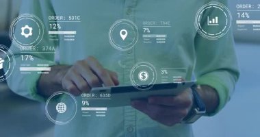 Dijital veri analizleriyle etkileşim, animasyon için tablet ekranı kullanan kişi. Teknoloji, yenilik, dokunmatik ekran, multimedya, etkileşim, analiz