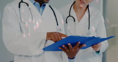 Bilgiler inceleniyor, ikili kod animasyonu olan doktorlar hastane ofisinde. Teknoloji, sağlık, dijital, yenilik, analiz, veri