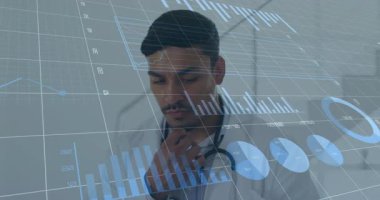 Dijital çizelgeler ve grafikler analiz ediliyor, ofisteki doktor animasyon verilerini inceliyor. Analizler, sağlık hizmetleri, teknoloji, araştırma, tıbbi, istatistik