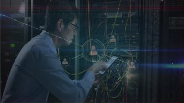 Ağ bağlantıları ve veri işleme animasyon örtüsü olan tablet kullanan kişi. Teknoloji, dijital, yenilik, bağlantı, analiz, bilgi