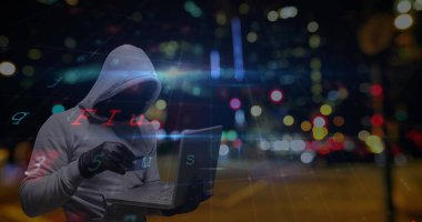 Geceleri bilgisayarı kullanan kapüşonlu bir figür, şehrin ışıklarıyla dijital arayüz örtüşüyor. Siber güvenlik, teknoloji, hacker, gece, şehir, bilgisayar