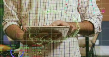 Tablet kullanarak, iş adamı dijital animasyonla borsa verilerini analiz ediyor. Finans, teknoloji, analitik, yatırım, ticaret, ekonomi